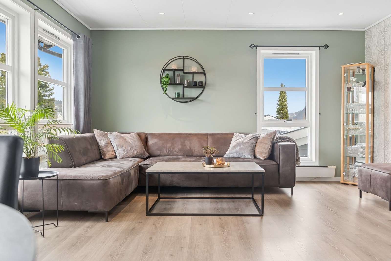 Leiligheten holder en jevnt over god standard og byr på bl.a. 2 gode soverom, solrike uteområder, kjøkken med alt av hvitevarer, flislagt bad med varme i gulvet mm. Galleribilde