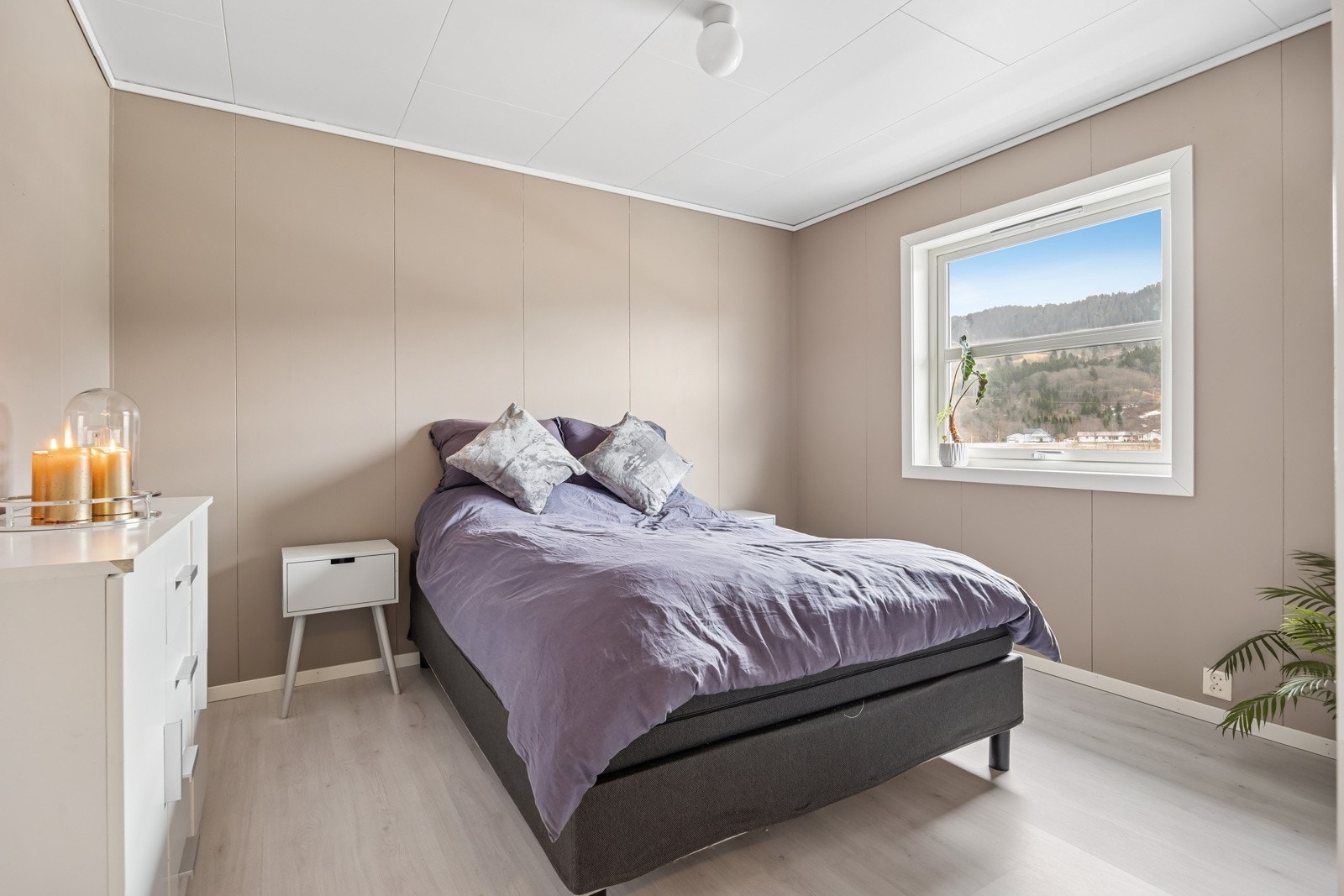 Soverom I er av god størrelse og måler 10 kvm. Det er nylig byttet vinduer på begge soverommene i boligen. Galleribilde