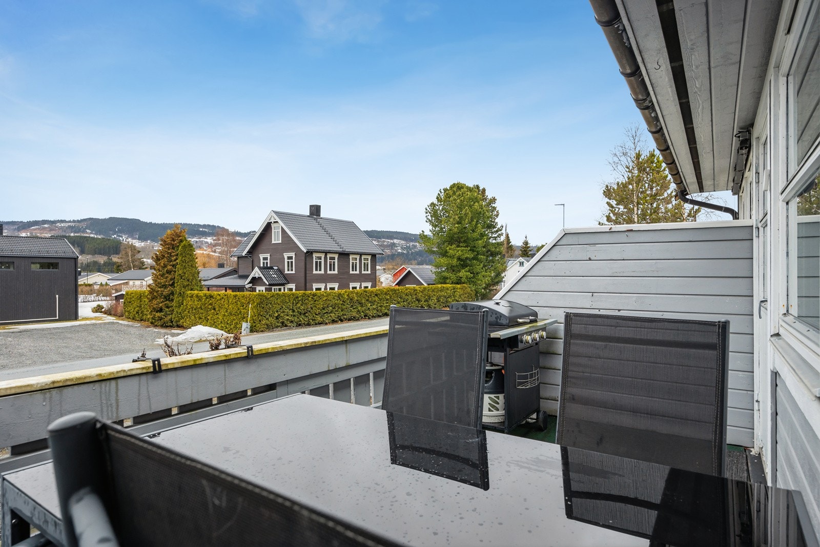 På sommerstid forlenges stuearealet med balkongen, som vender mot vest og byr på rikelig med sol fra formiddag til godt ut på kvelden. Galleribilde