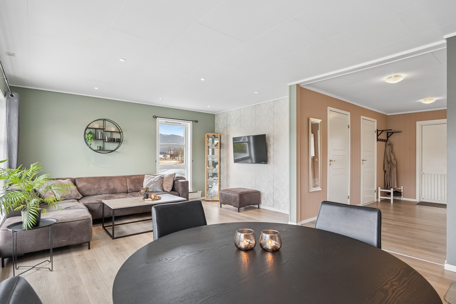 Åpen løsning mellom entré og stue/spisestue gir rikelig med innslipp av dagslys. Galleribilde