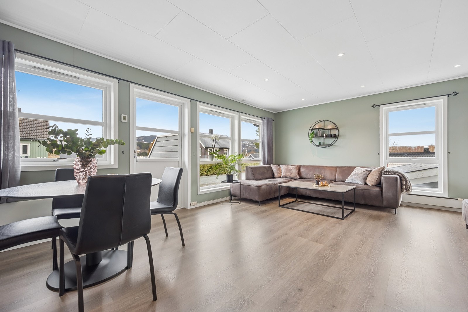 Proaktiv Eiendomsmegling v/Kenneth Vårvik har gleden av presentere Dikesekra 15 - en romslig selveierleilighet på 81 kvm i 2. etasje med alt på ett plan. Galleribilde