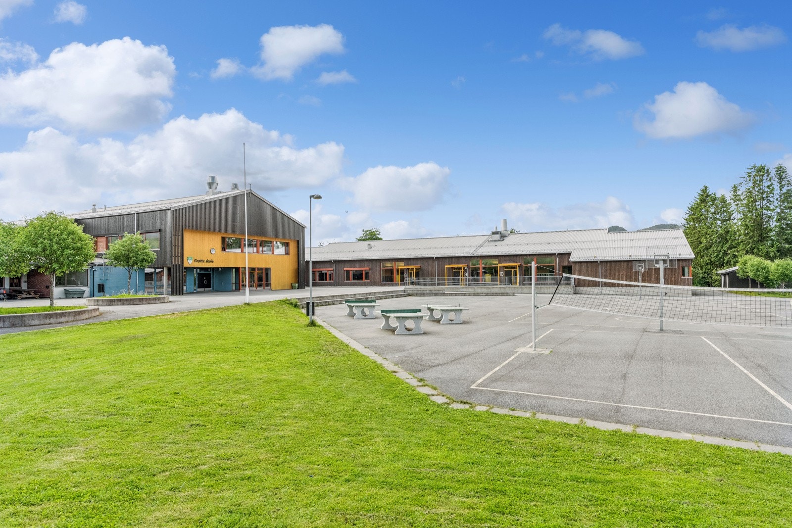 Boligen sogner til Grøtte skole med elever fra 1.-10.-trinn. Skolen har en flott beliggenhet på Kongshaugen og har tilknyttet SFO-ordning. Grøtte skole har plass til ca. 500 elever. Nærområdet byr på flere barnehager, bl.a. Grøtte barnehage. Galleribilde