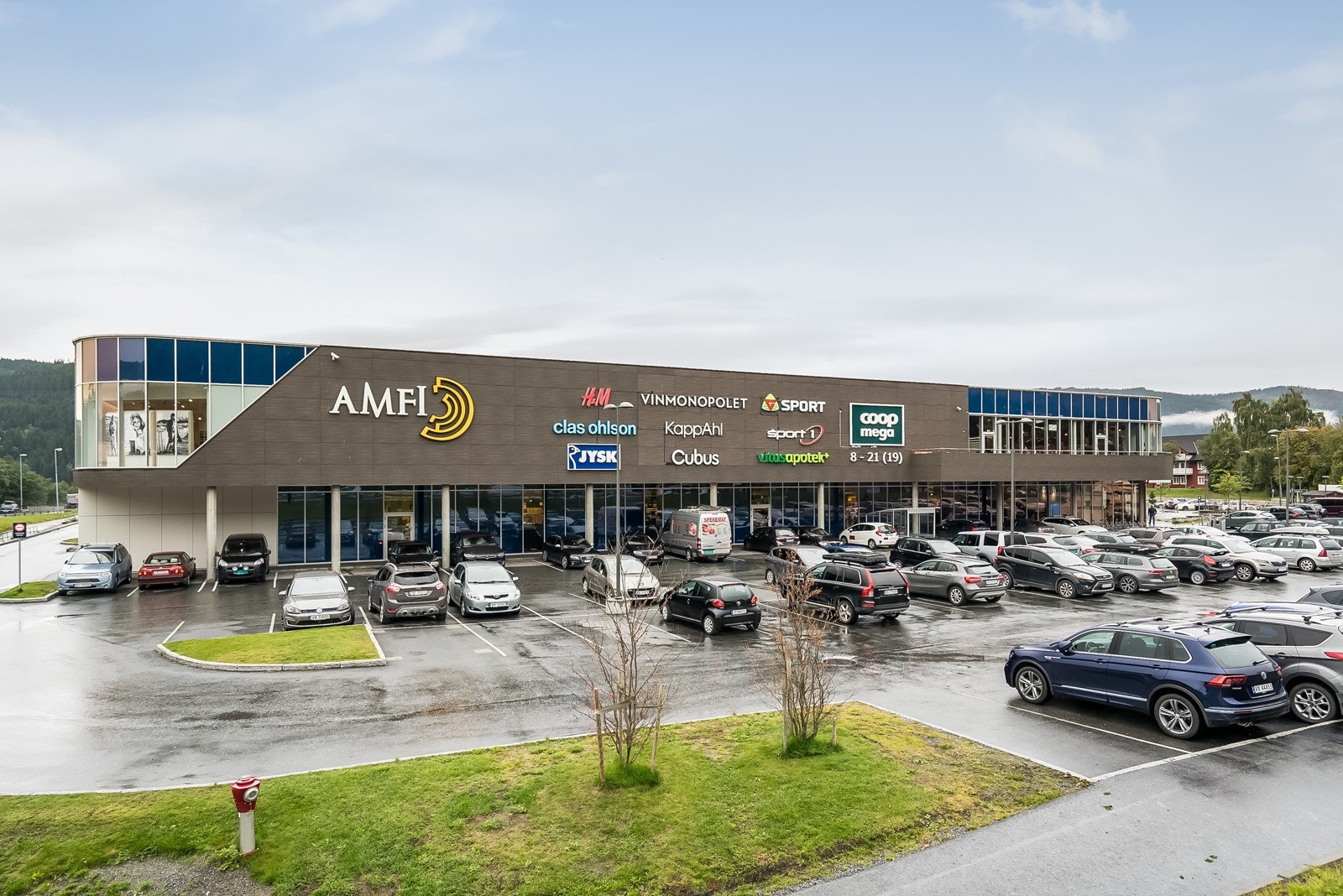 En liten kjøretur unna ligger Orkanger om man ønsker et større utvalg av utsalgssteder. Her finner man Orkanger Amfi som bugner av shoppingmuligheter og andre servicetilbud som burde dekke ethvert behov. Galleribilde