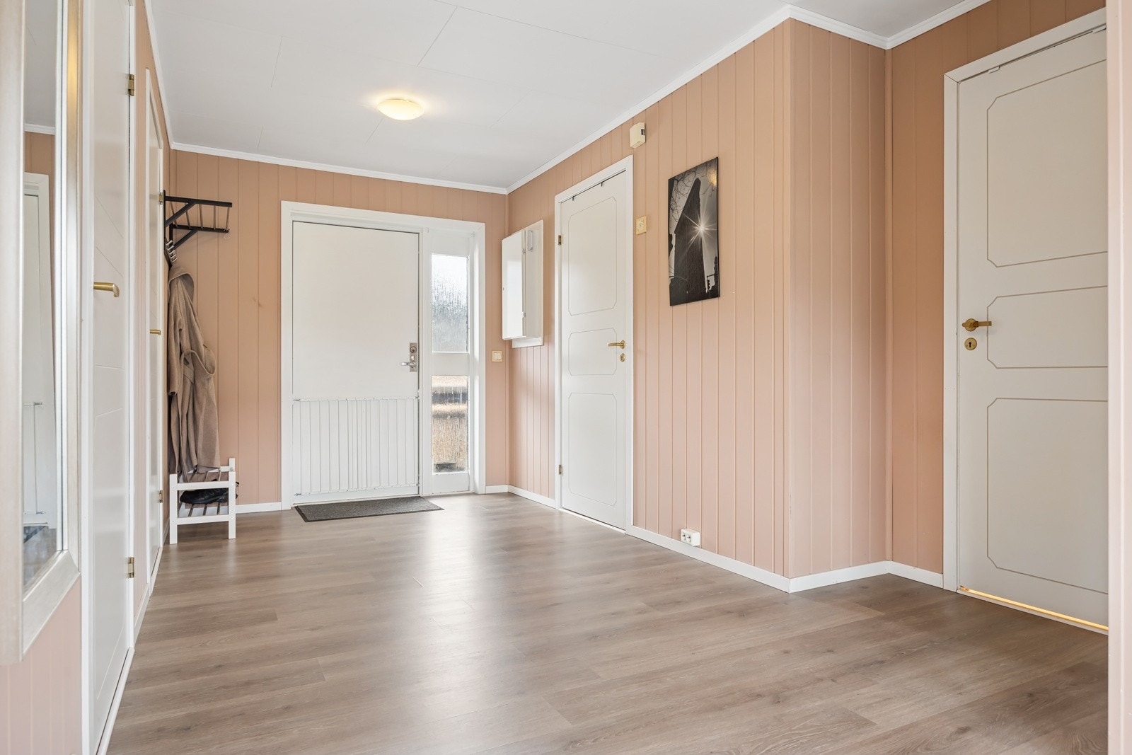 Gangen fordeler inn til boligens øvrige rom - 2 soverom, bad og separat vaskerom/bod. Galleribilde