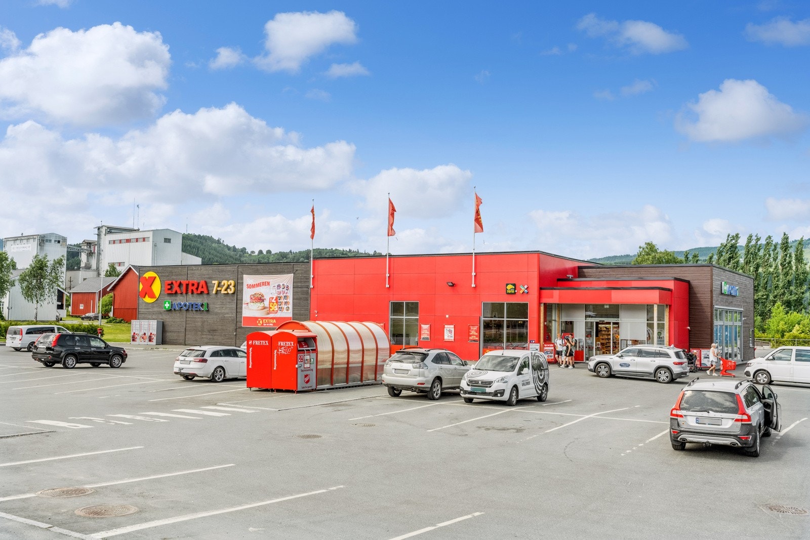 Fra boligen har man gangavstand til Fannrem sentrum og nærbutikken Coop Extra. Her finner man og ytterligere servicefunksjoner som helsetjenester, bensinstasjon, frisør, restaurant mm. Galleribilde