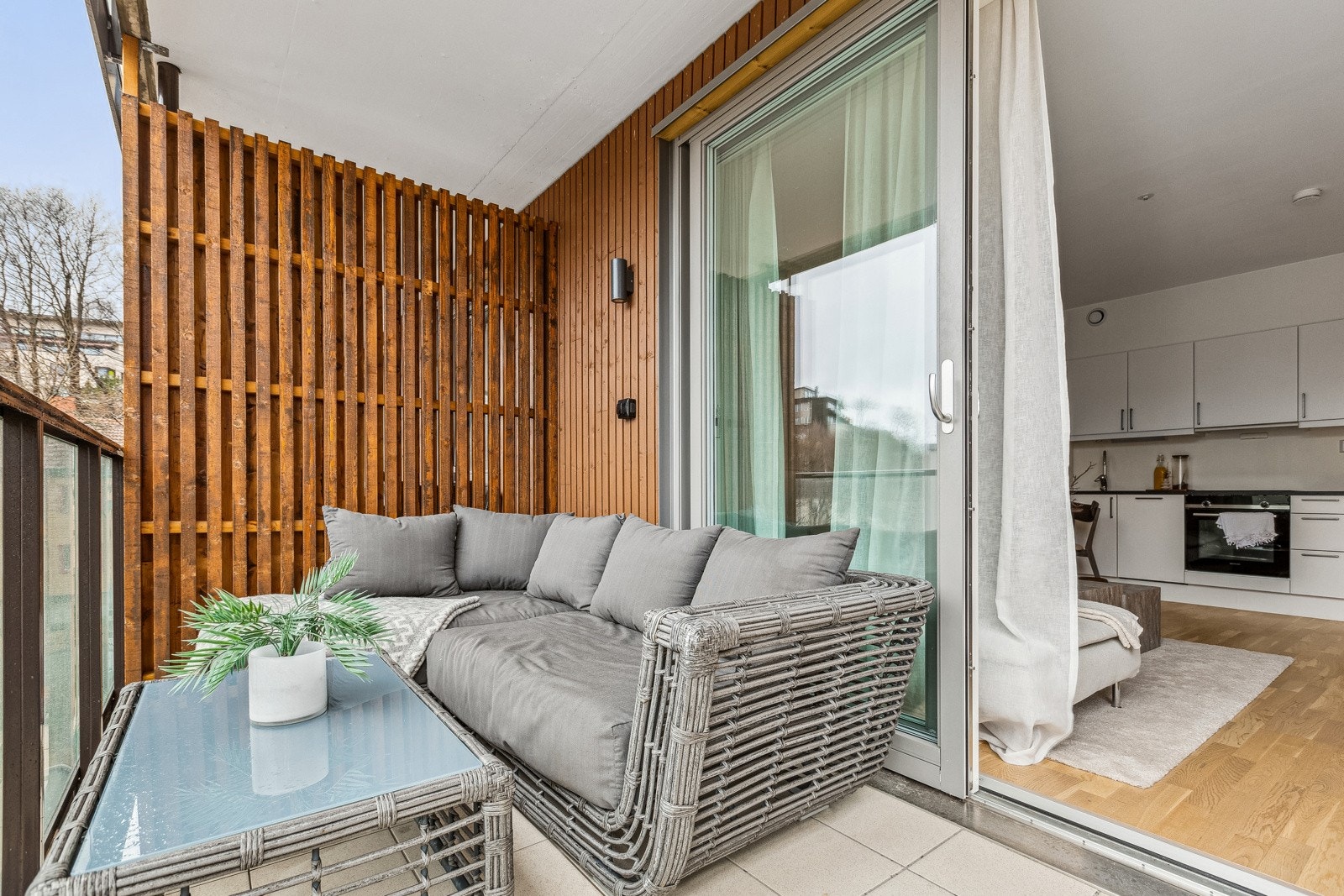 Balkongen blir en fin forlengelse av stuen på varme sommerdager. Galleribilde