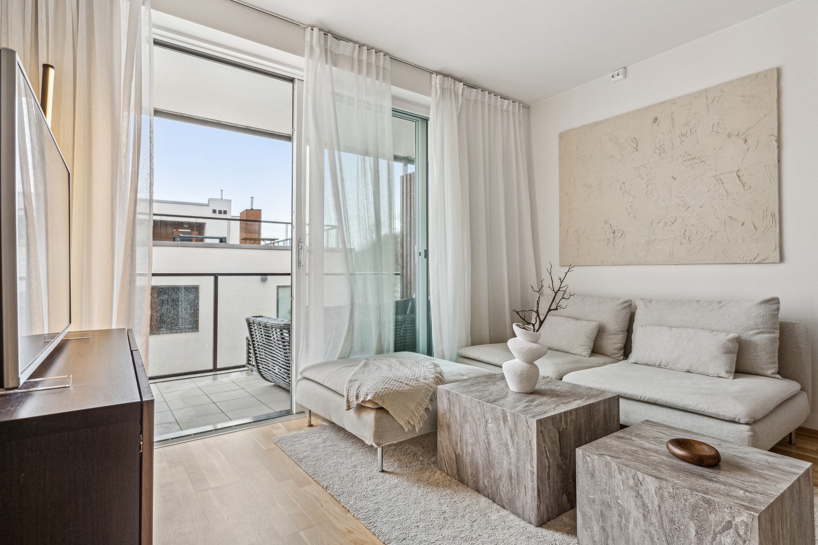 Stuen gir god plass til en stor, komfortabel sofa og har direkte utgang til balkongen Galleribilde