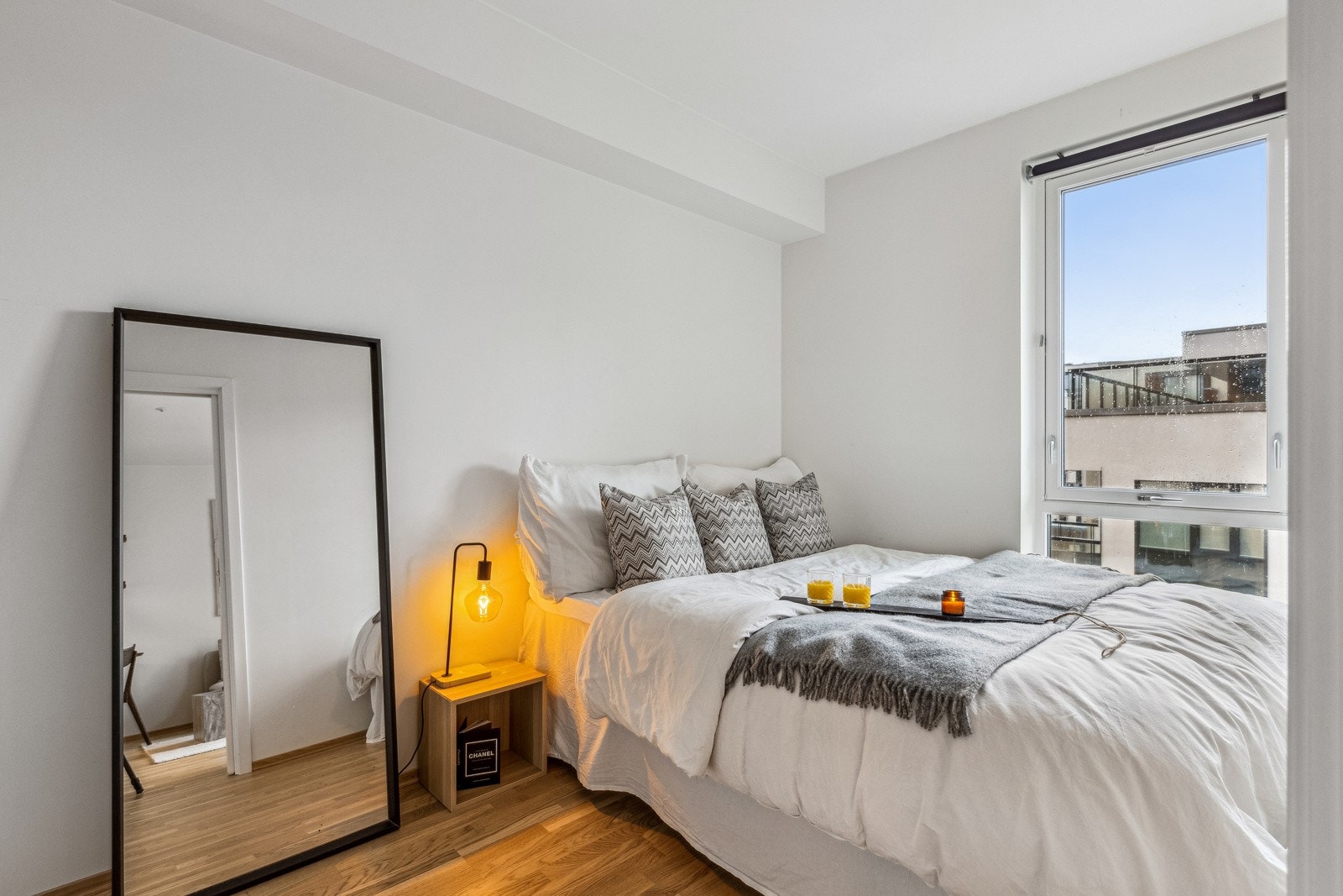 Lyst og romslig soverom på 8,5 kvm. Her er det enkelt å innrede etter ønsker og behov. Galleribilde