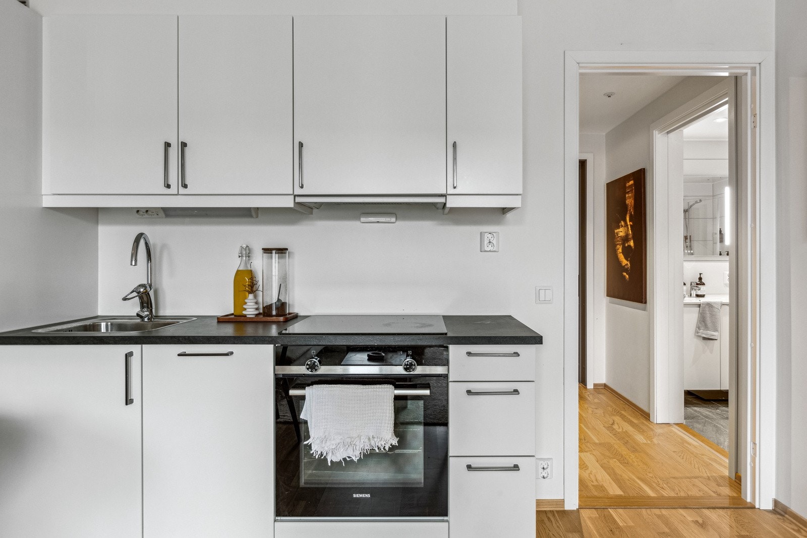 Kjøkkenet er delikat og står i stil til resten av rommet. Galleribilde