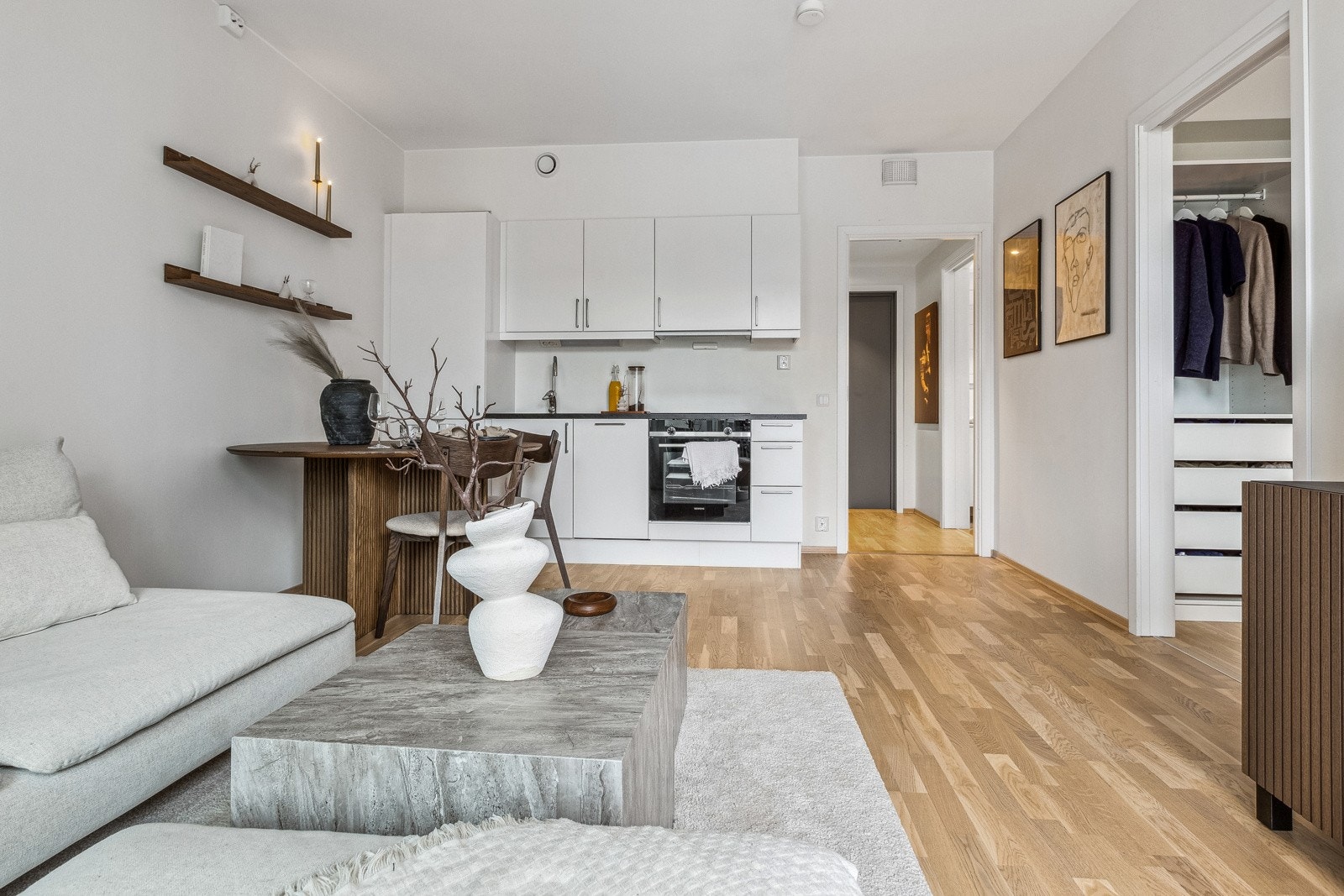 Leiligheten har gulvvarme i entre, stue/kjøkken, soverom og bad - her får du komfort i alle rom gjennom hele året. Galleribilde