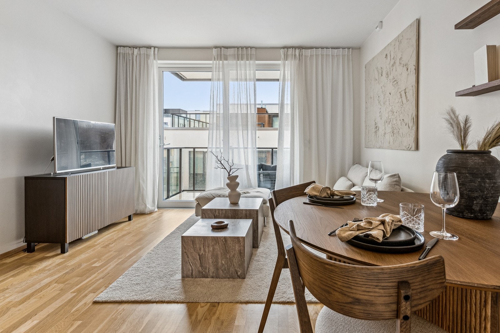 En moderne, åpen stue- og kjøkkenløsning som måler ca. 18 kvm. Galleribilde