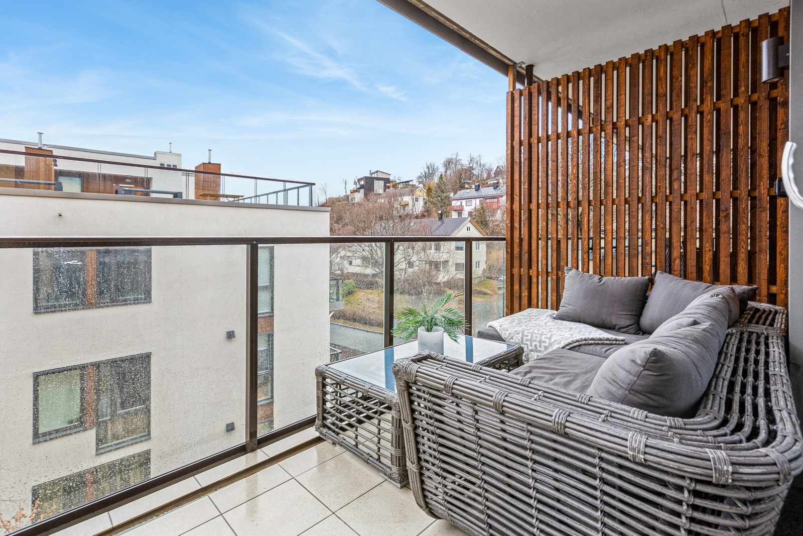 Balkongen har god plass til utemøbler - perfekt for å samle familie og venner til hyggelige stunder. Galleribilde