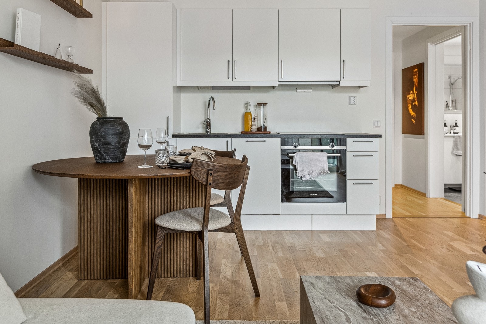 Spisegruppen finner sin naturlige plassering i rommet og skaper en innbydende atmosfære for hyggelige måltider. Galleribilde