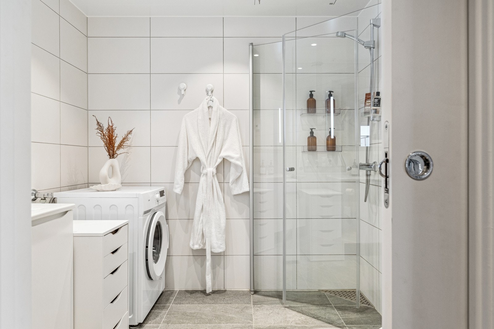 Stilrent og praktisk med opplegg for vaskemaskin! Galleribilde