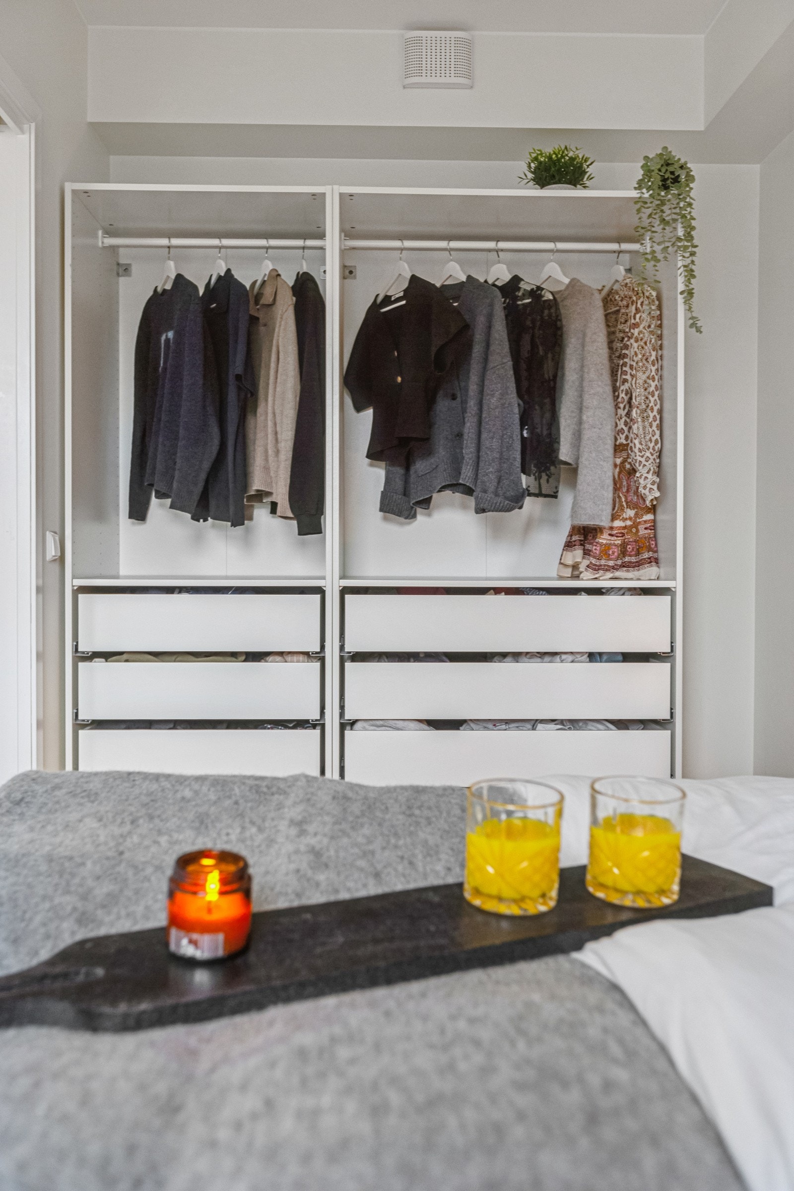 Her kan du enkelt innrede med en stilfull garderobeløsning som gir rikelig med oppbevaring. Galleribilde