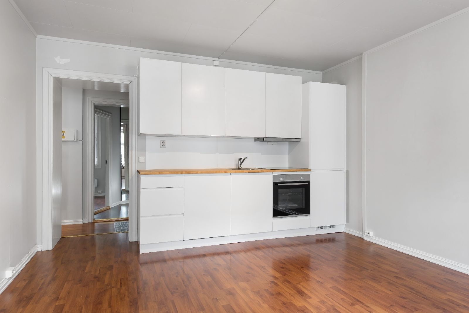 Stue med åpen kjøkkenløsning med integrerte hvitevarer Galleribilde