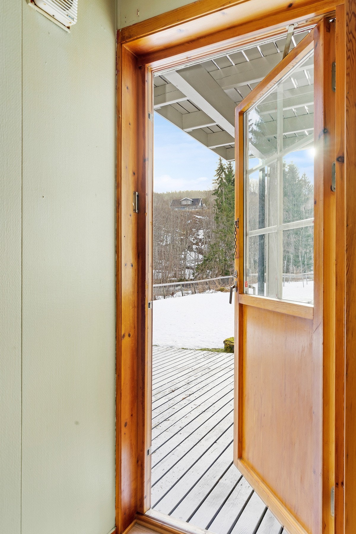 Fra stue er det utgang til usjenert terrasse Galleribilde