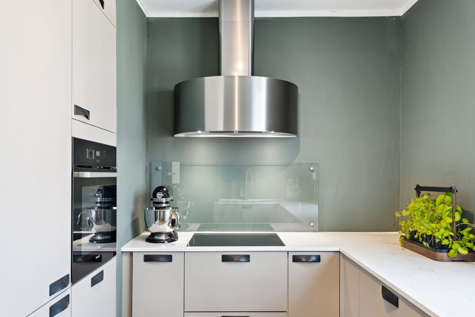 Pen kjøkkeninnredning fra 2021 med intregrerte hvitevarer. Galleribilde