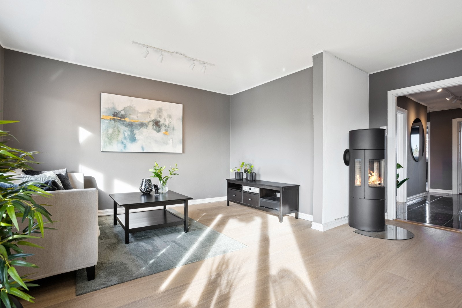 Det er satt inn modene peisovn i stuen av typen Rais Viva, som er ny fra 2023. Galleribilde