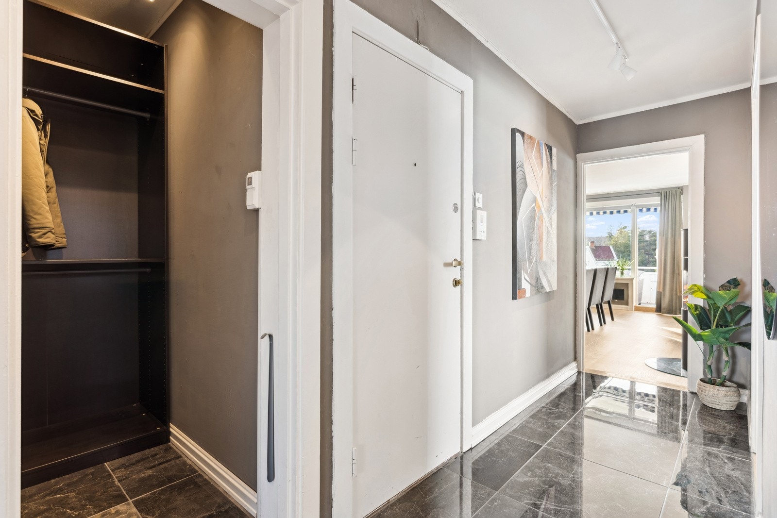 Entré av god størrelse med flislagt gulv med varmekabler. Pax garderobeskap til oppbevaring av sko og yttertøy- Galleribilde