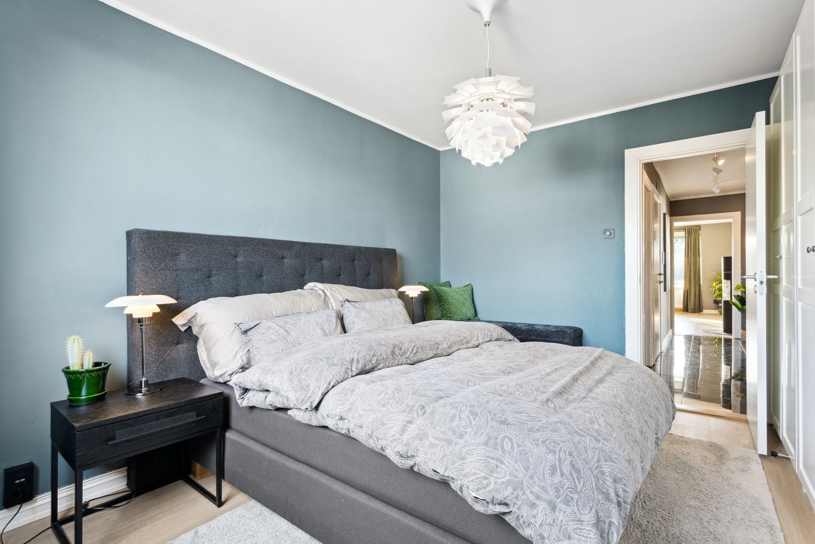 Romslig og fint hovedsoverom med god plass til dobbeltseng, nattbord mm Det er etablert pax garderobeskap med god lagringsplass.. Galleribilde