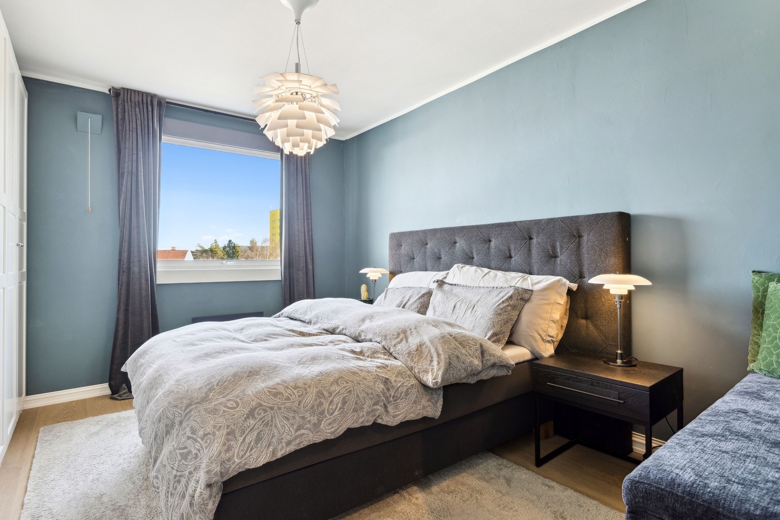 Store vindusflater som gir godt med lys inn. Galleribilde