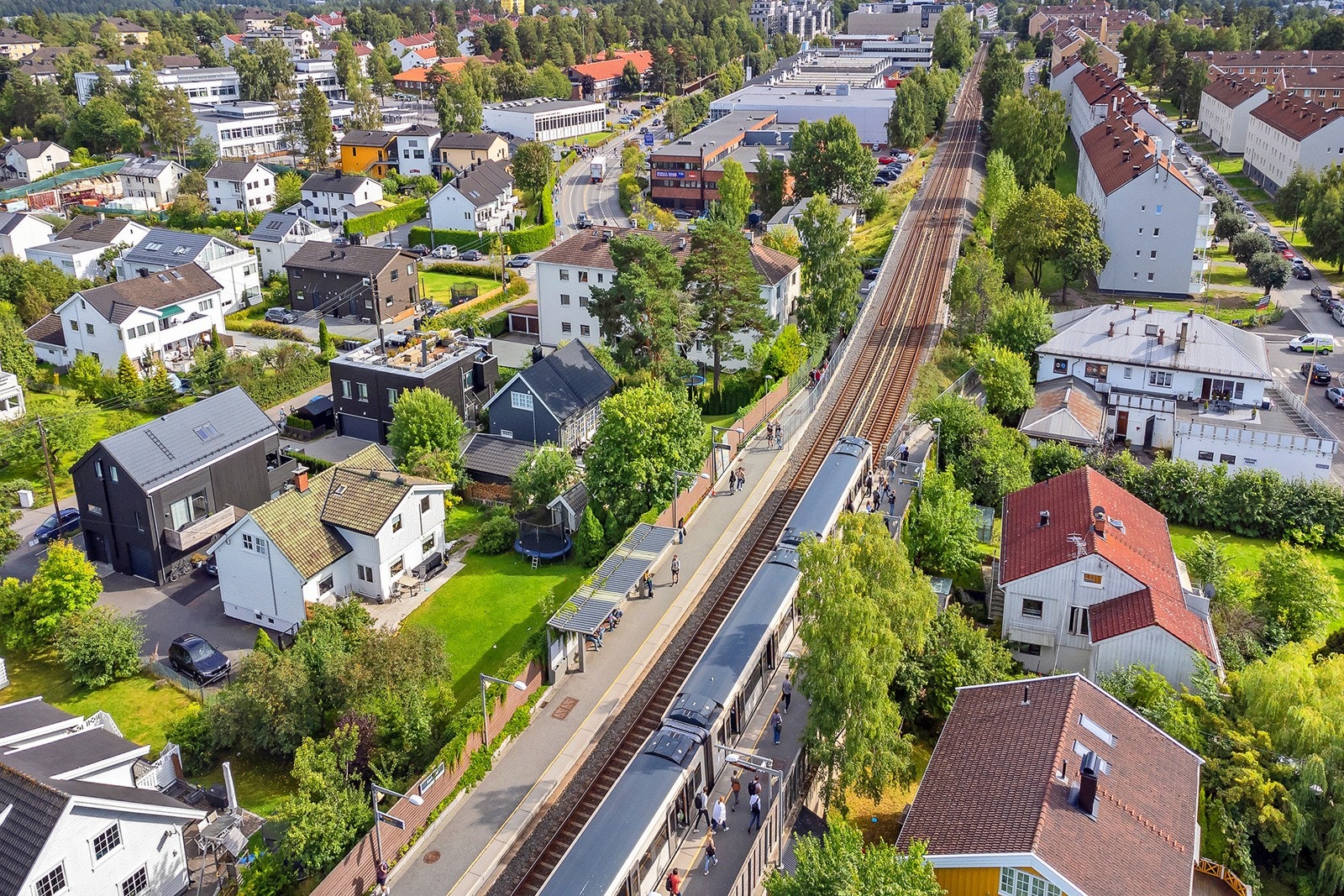 Kort vei til kollektive forbindelser med bla. buss og t-bane. Her ser du Lambertseter T-bane. Galleribilde