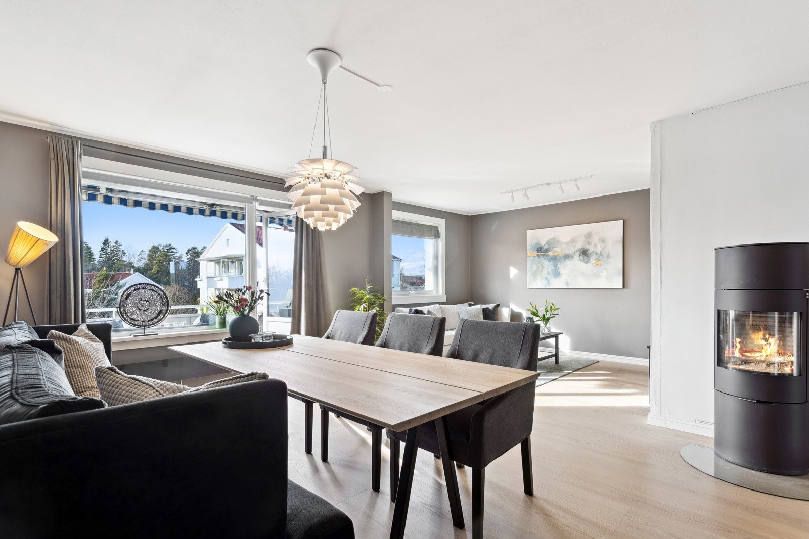 Lekker, påkostet og innbydende leilighet (opprinnelig 4-roms) i 5. etasje med solrik balkong og utsikt. Galleribilde