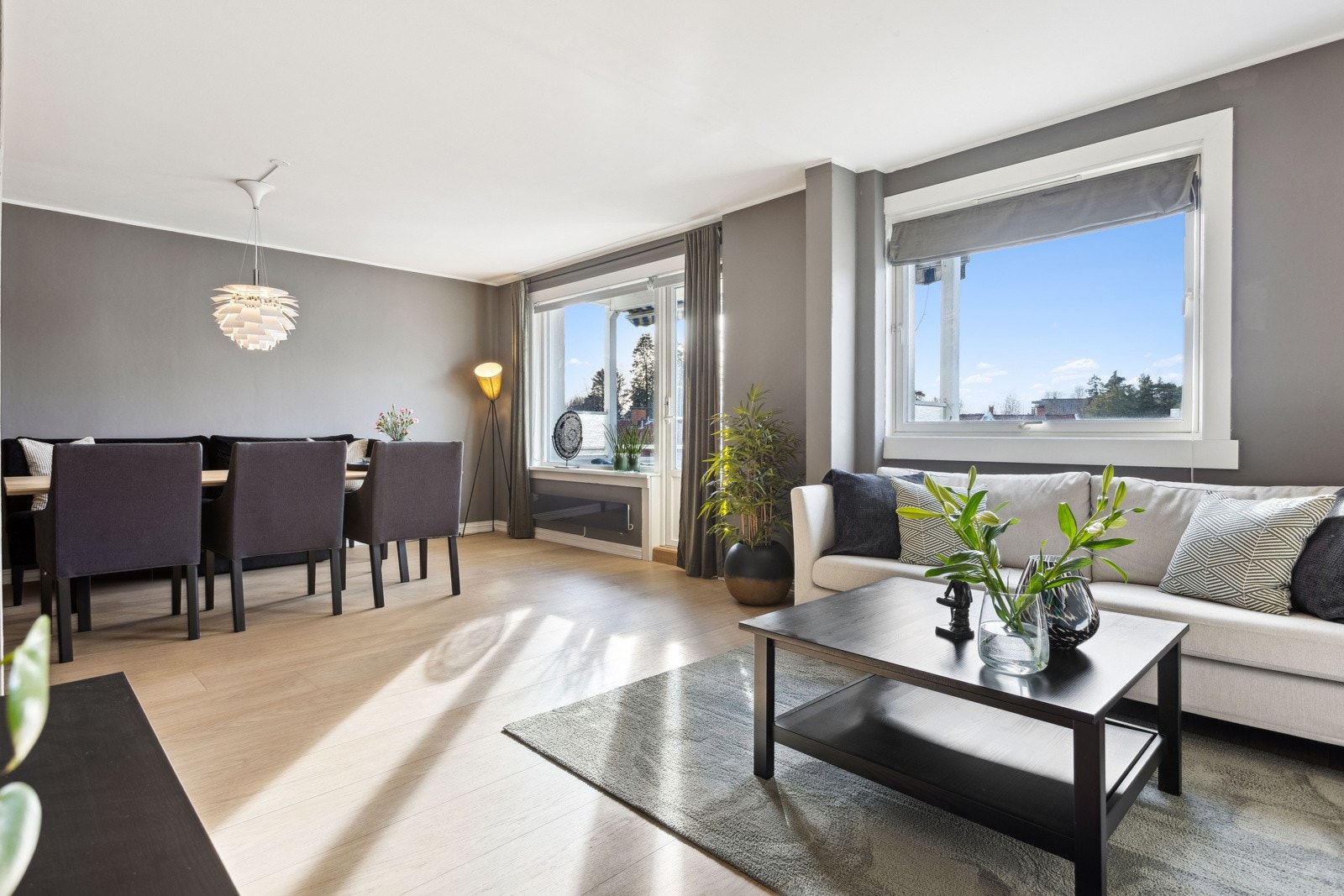 Stue oppleves som fin og romslig med god plass til blant annet sofagruppe og et større spisebord. Galleribilde