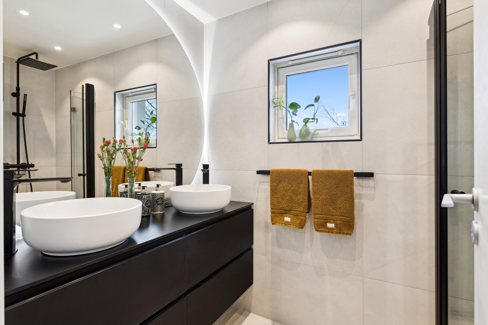 Delikat flislagt baderom fra 2023 med ekstra oppgraderinger / tilvalg. Innredning består av to servanter, speil med lys og dusjsone. Galleribilde