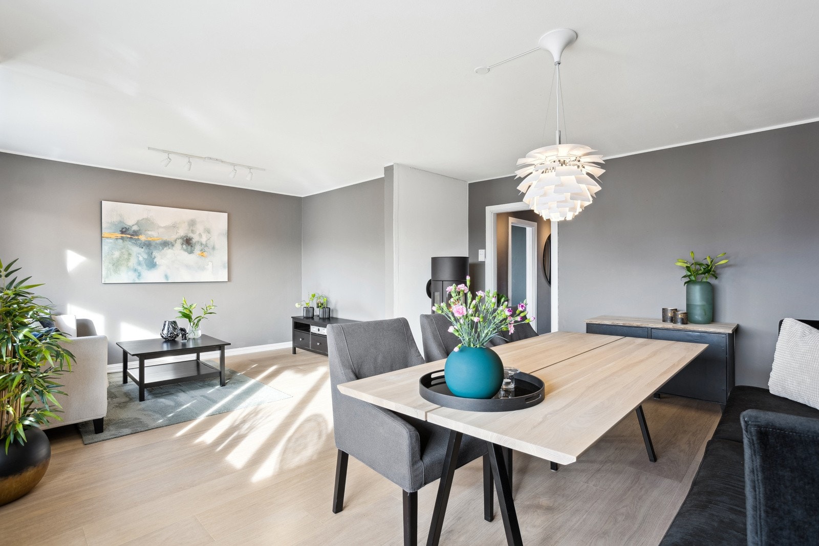 Innbydende og stor stue der opprinnelig soverom er omgjort tilstue - delikat gulv og pent malte veggflater. Galleribilde