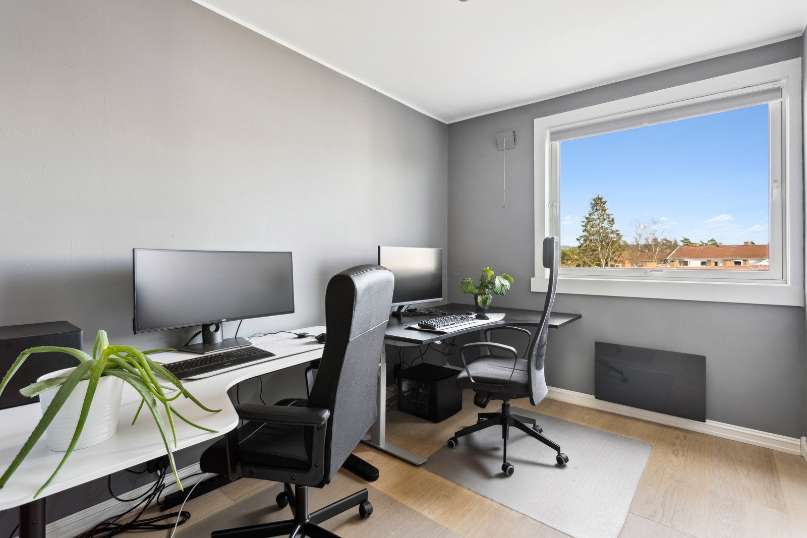 Soverom 2 er av god størrelse. Her har du plass til stor seng, nattbord og garderobeløsning. Galleribilde