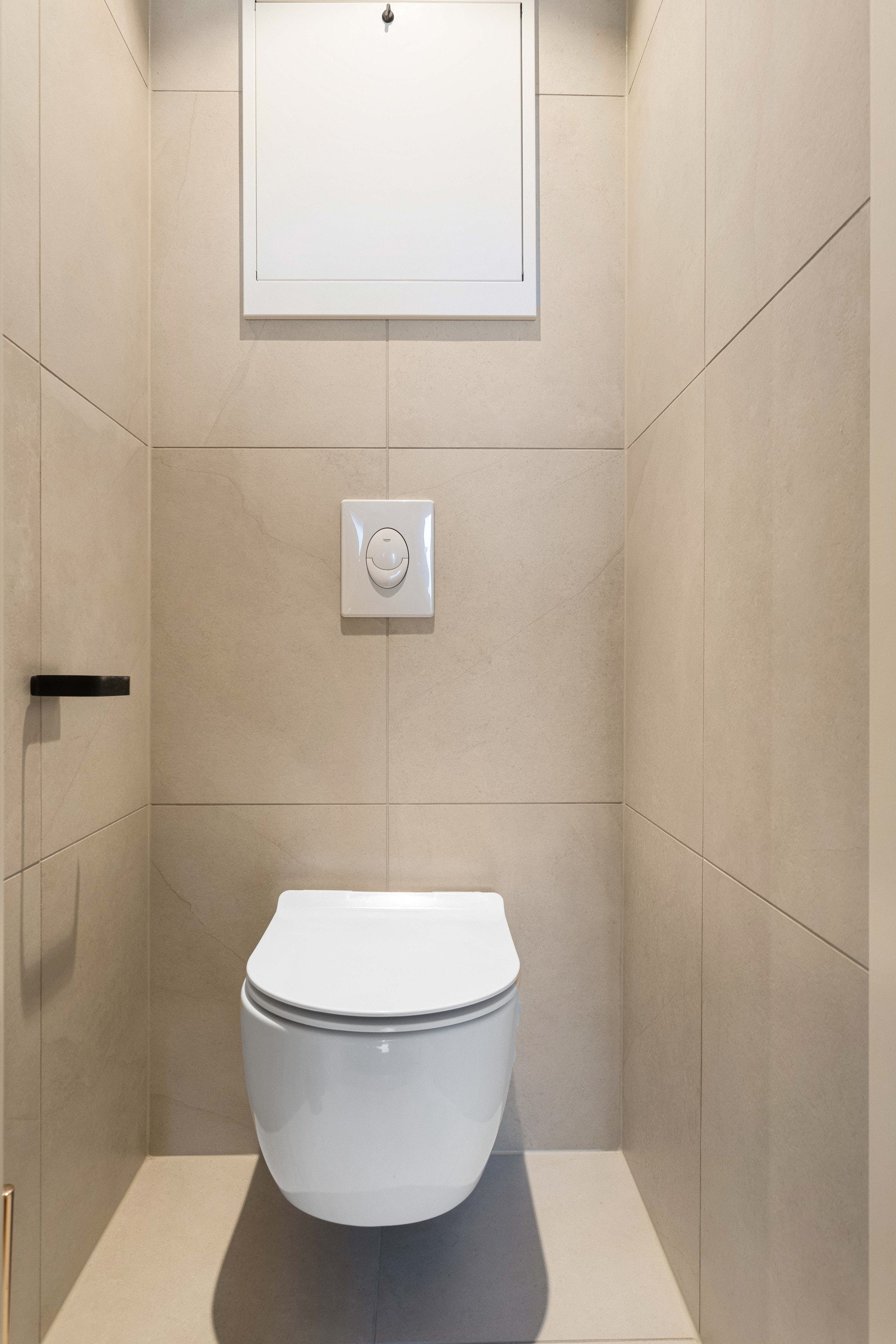 Separat toalettrom fra 2023. Flislagt gulv med varme og flislagte vegger, samt downlights i himling. Vegghengt toalett. Galleribilde