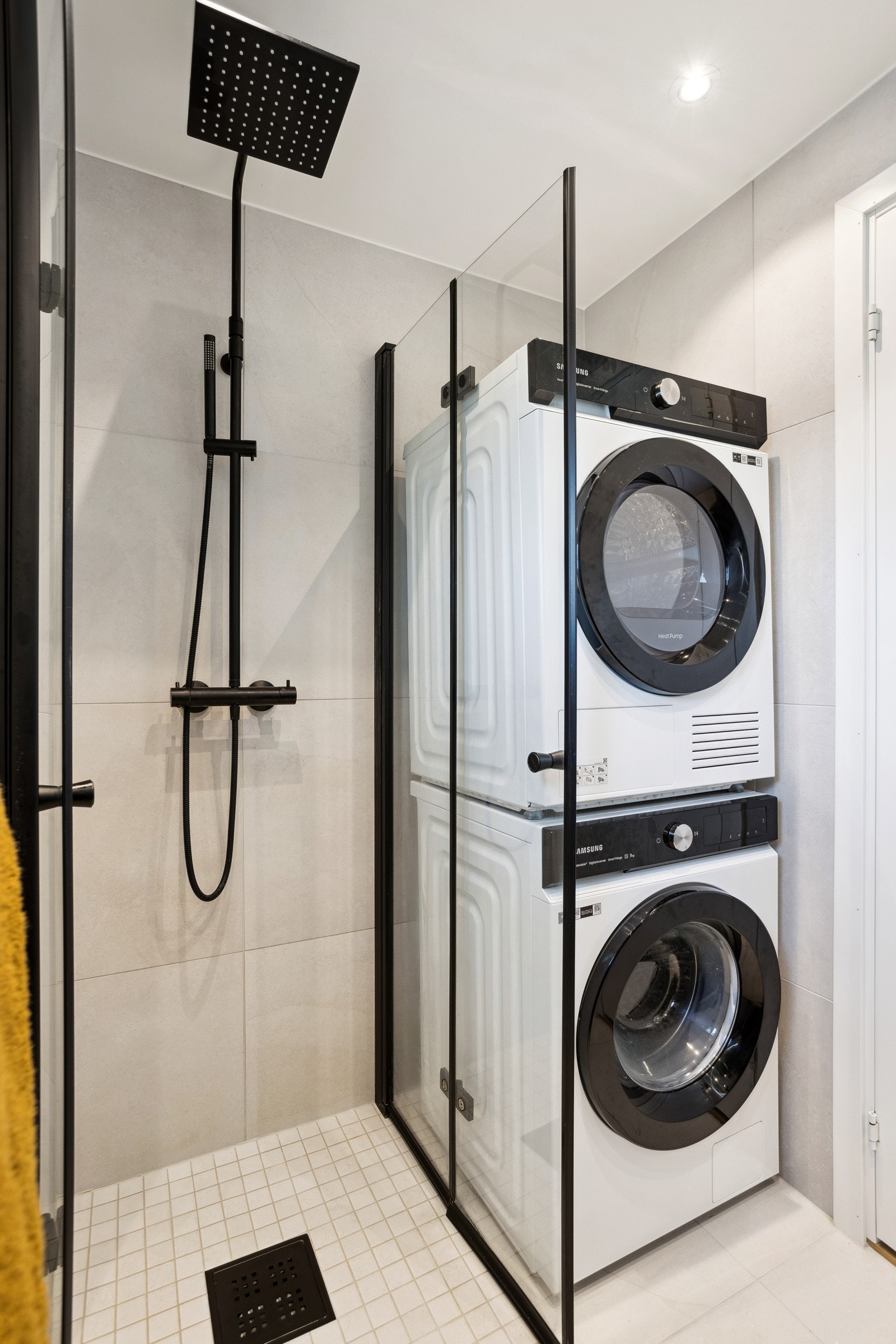 Badet har varme i gulv og downlights i himling. Opplegg for vaskmaskin. Det er avsatt god plass til både vaskemaskin og tørketrommel. Galleribilde