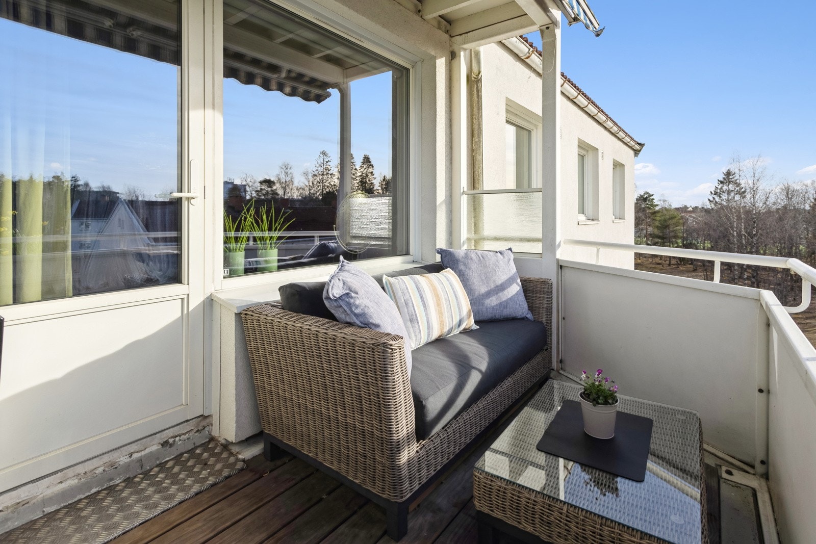 Balkong med god plass til en hyggelig sittegruppe med diverse utemøbler og evt grill. Galleribilde