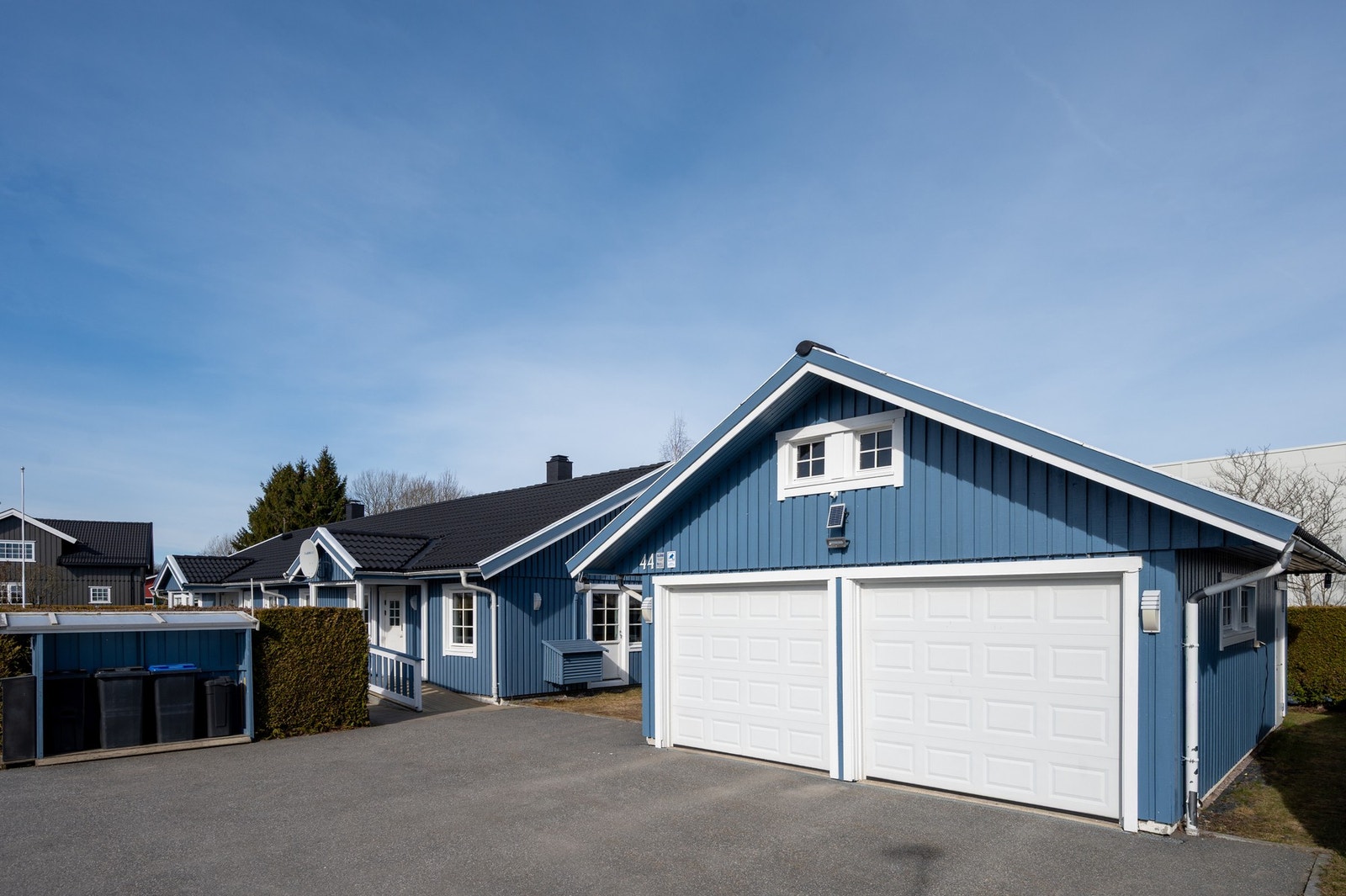 Dobbelgarasje med el.leddporter med lagringsplass på hems. Det er 2 stk sportsboder i bakkant av garasjen. Galleribilde