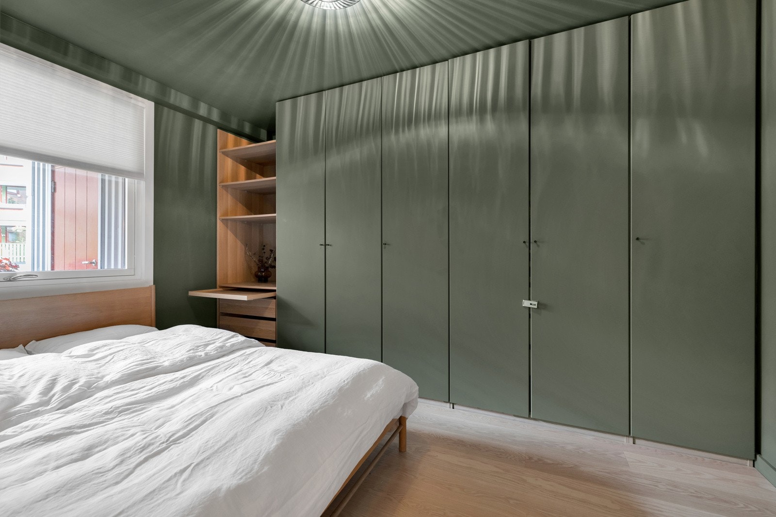 Soverommet og leiligheten har godt med garderobeskap Galleribilde