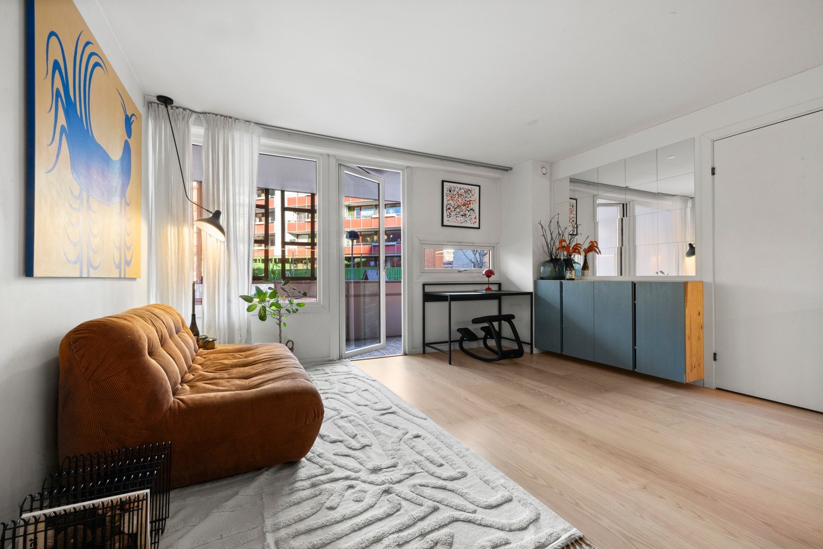 Leiligheten har en god takhøyde som gir en luftig atmosfære Galleribilde