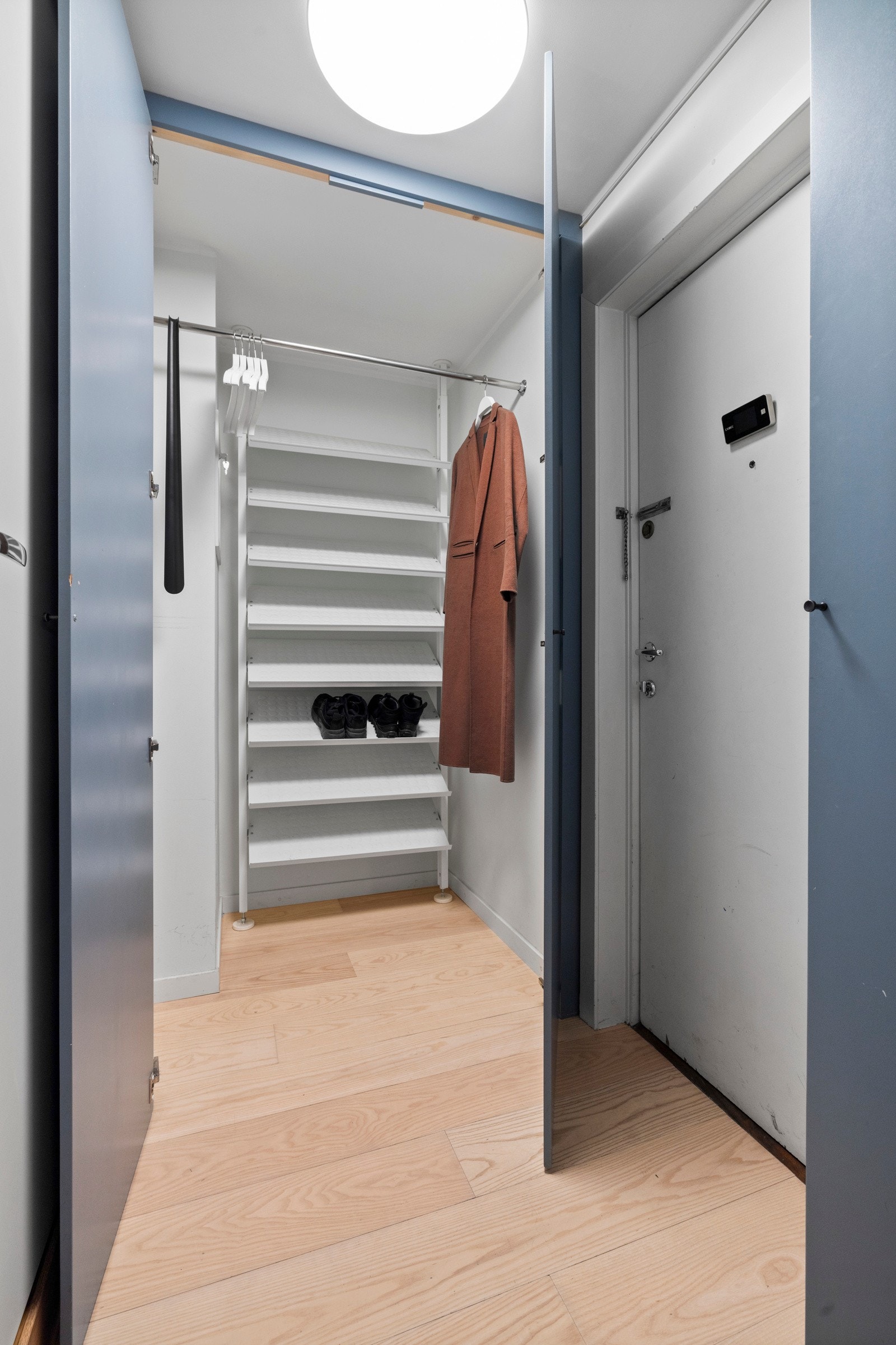 Godt med garderobeplass i snekkerbygd garderobeskap i entre Galleribilde