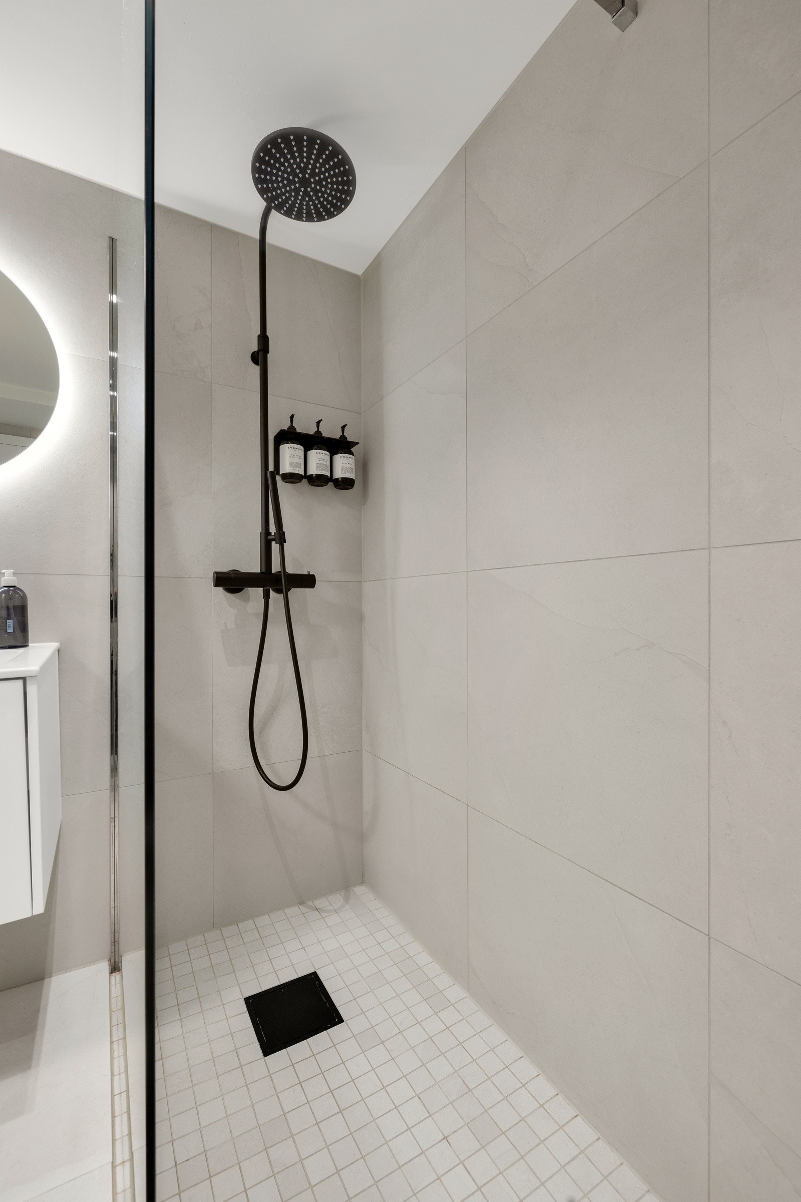 Dusjhjørne med skillevegg i glass Galleribilde