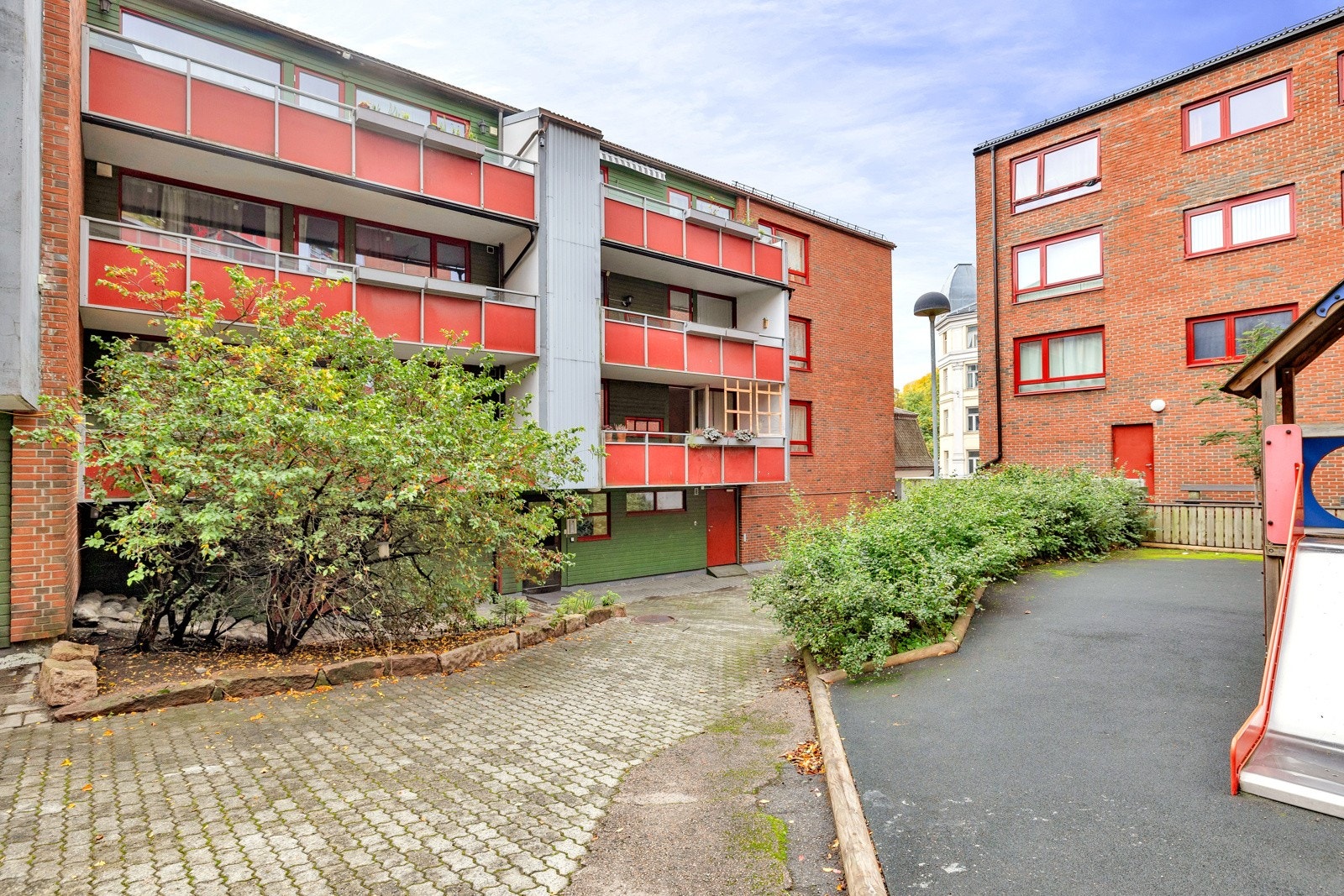 Leiligheten ligger godt opp fra bakkeplan Galleribilde