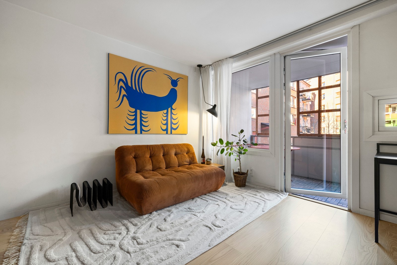 Sofahjørne med god plass til stor hjørnesofa med tilhørende møblement, samt lampe fra Flos. Galleribilde