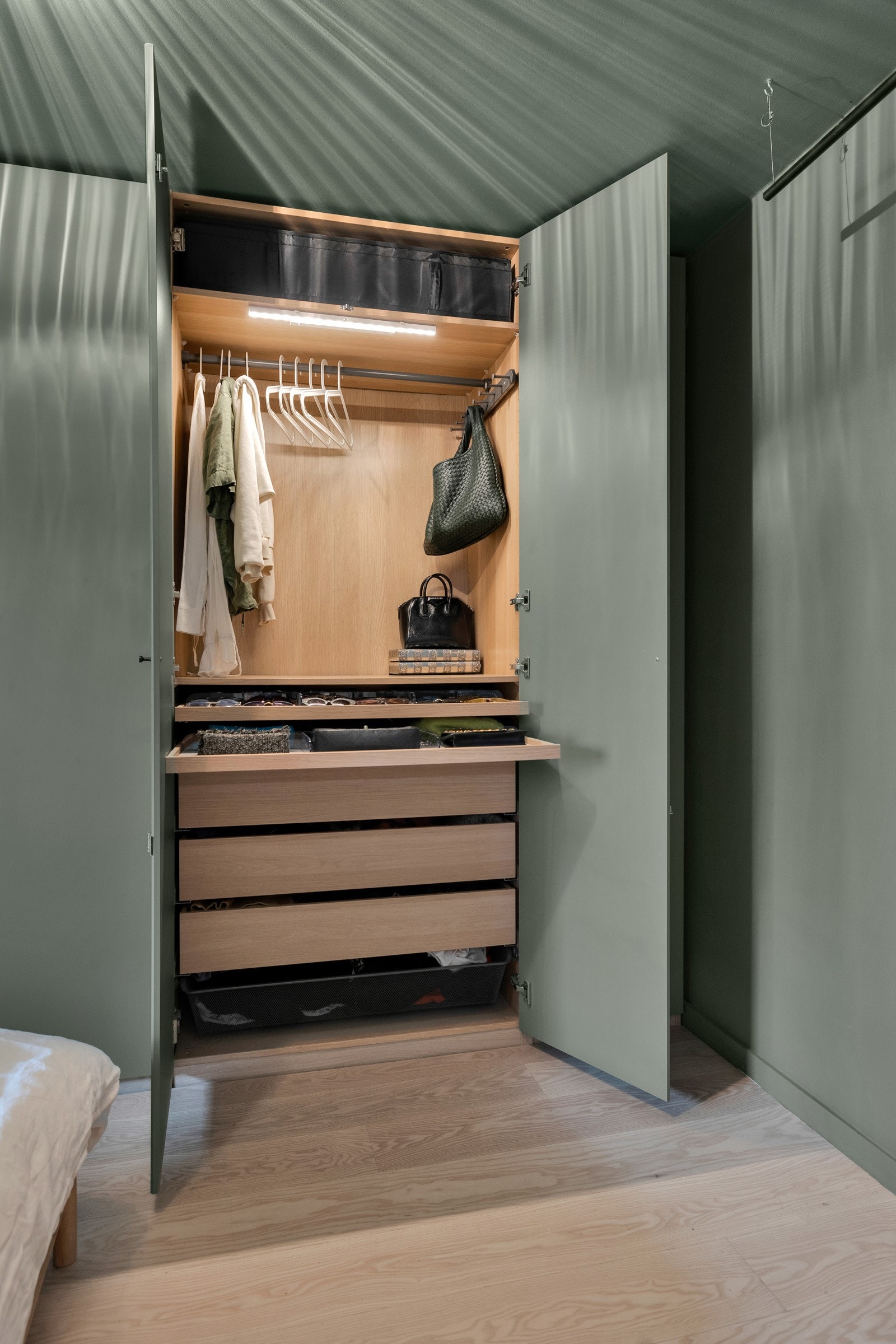 Garderobeskapene er innredet med smarte oppbevaringsløsninger Galleribilde