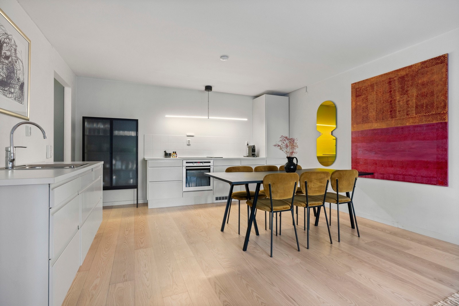 Leiligheten har en sosial og åpen planløsning med god plass til stort spisebord Galleribilde