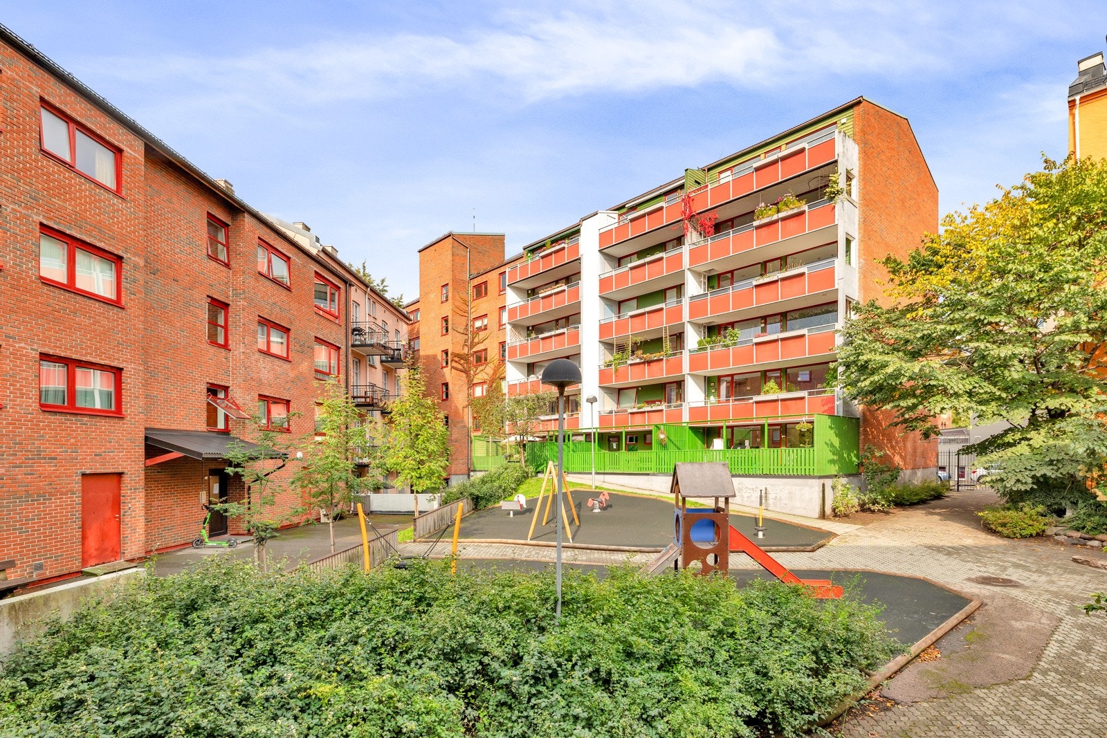 Fra balkongen er det flott utsyn ut mot fellesområder Galleribilde