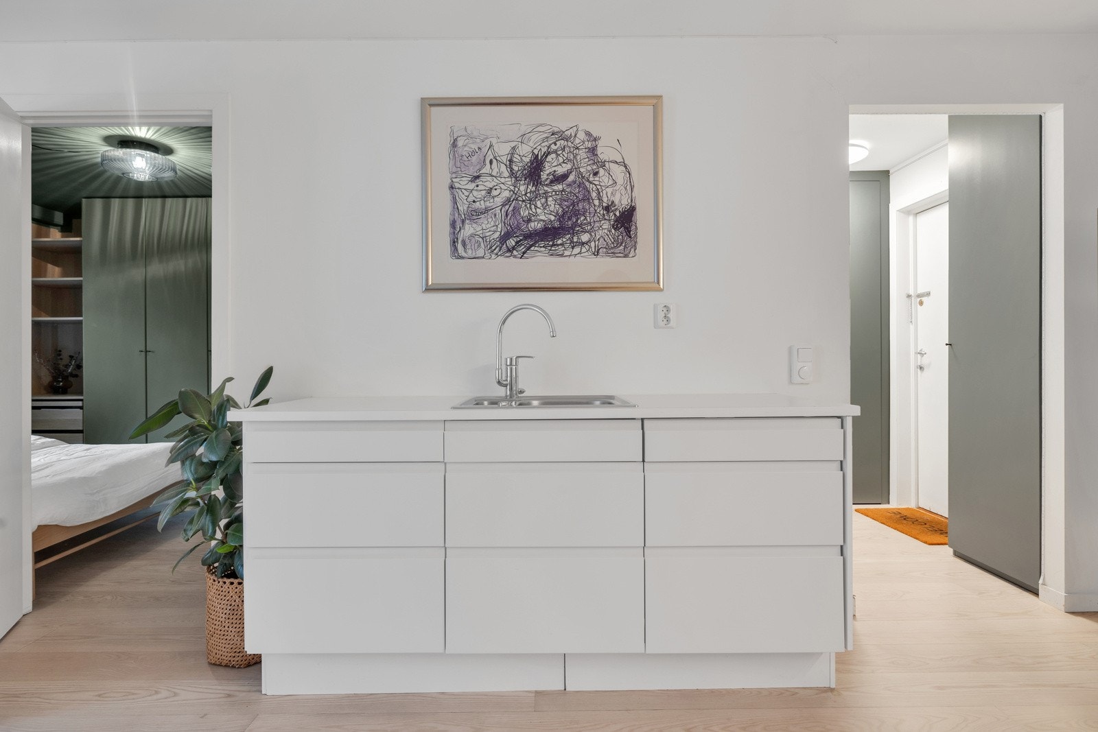 Kjøkkenet har gode arbeidsflater og godt med benkeskap Galleribilde