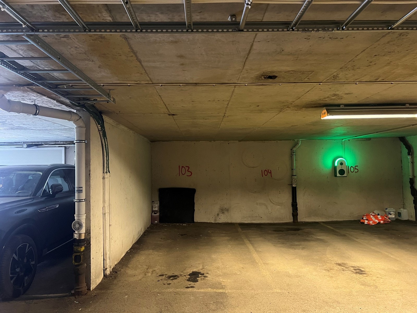 Selger leier for øyeblikket en parkeringsplass for kr. 850,- mnd. Fordeling av garasjeplassene foretas av styret. Galleribilde