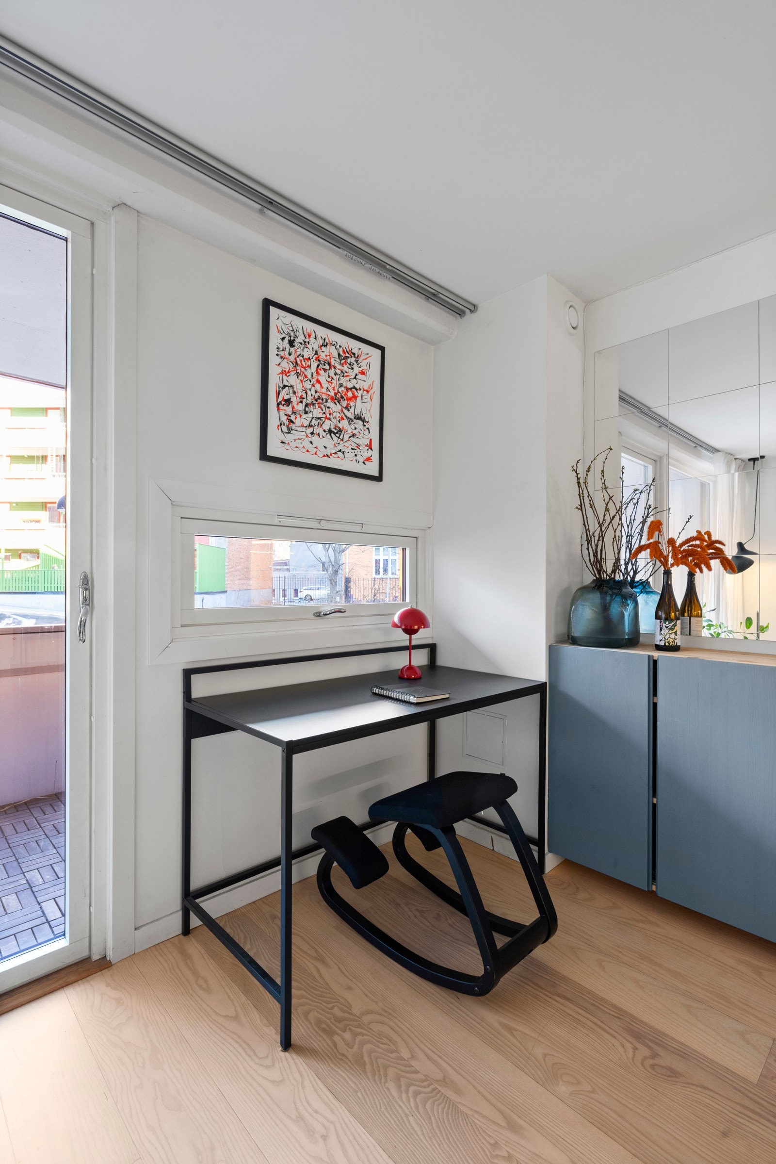 En stilfull og praktisk kontorkrok, ideell for hjemmekontor. Galleribilde