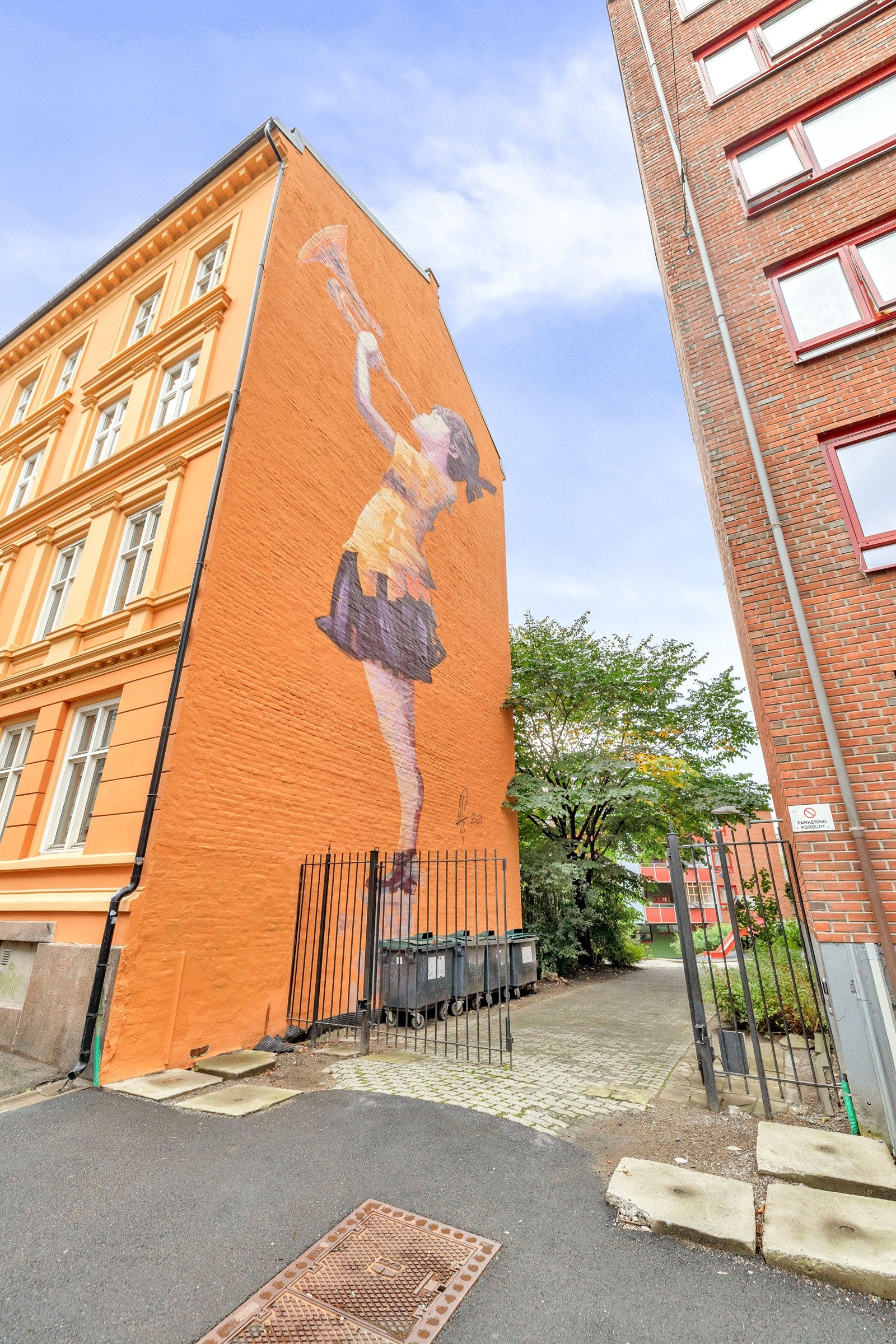 Kreative tegninger pryder vegger i borettslaget Galleribilde