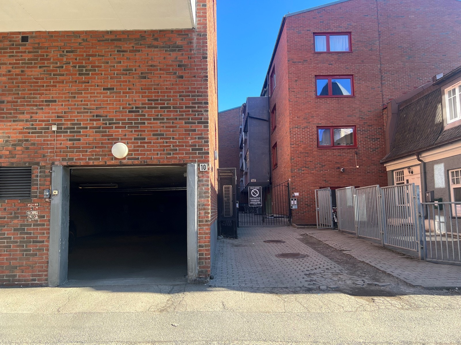 Rett ved inngangsdøren til bygget ligger innkjøringen til garasjeanlegget. Galleribilde